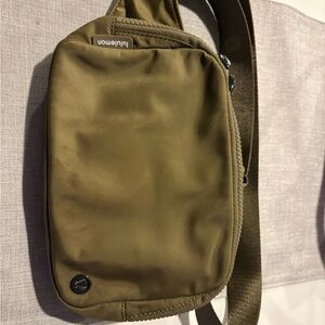 lululemon Olive Crossbody 2L